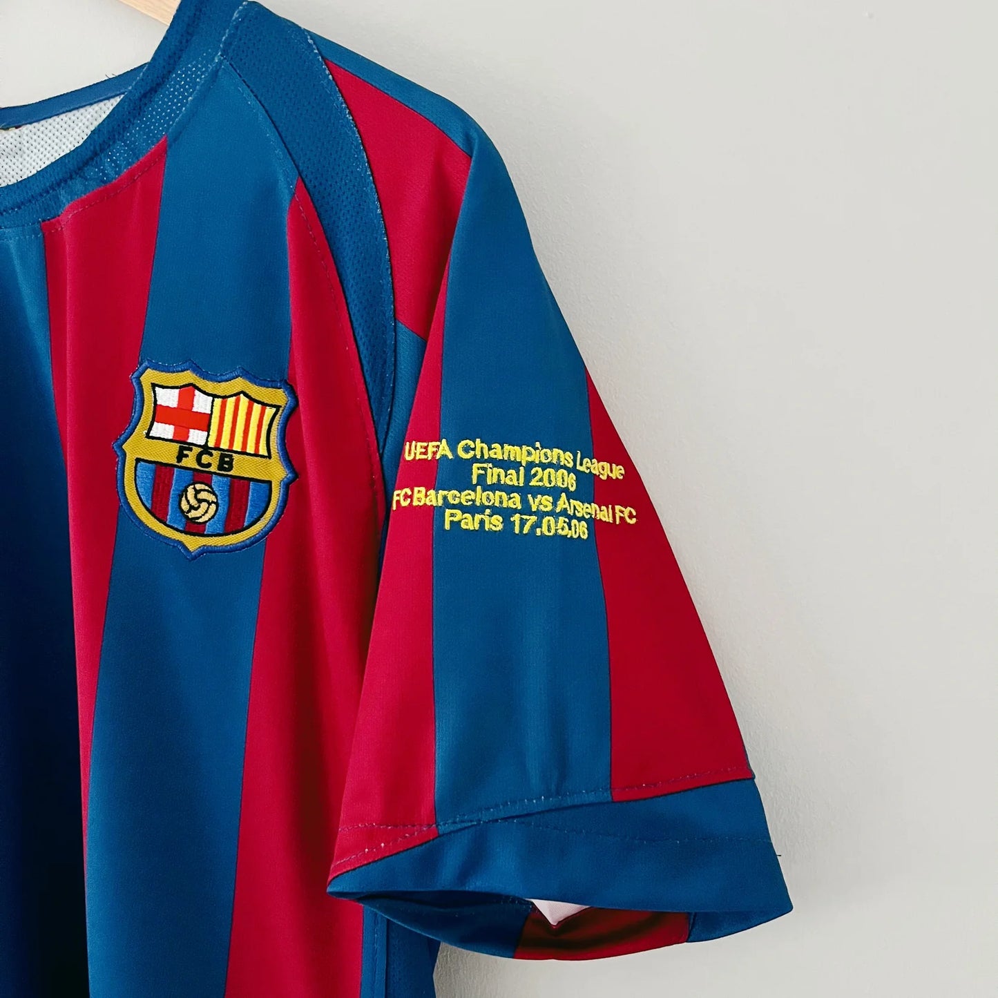 Retro FC Barcelona 05/06 Ronaldinho #10 Jersey