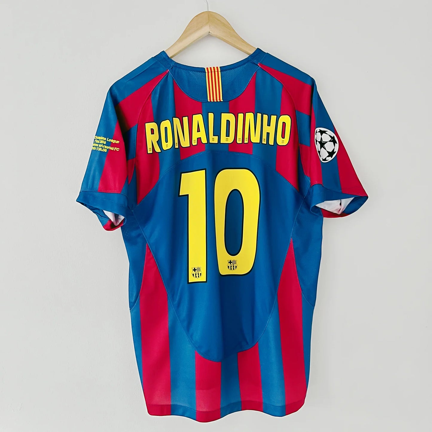 Retro FC Barcelona 05/06 Ronaldinho #10 Home Soccer Jersey