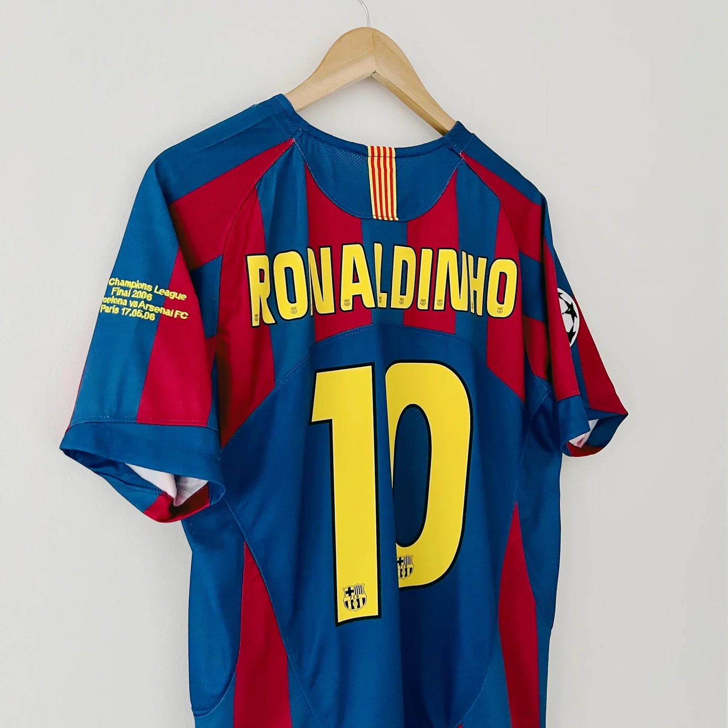 Retro FC Barcelona 05/06 Ronaldinho #10 Home Soccer Jersey