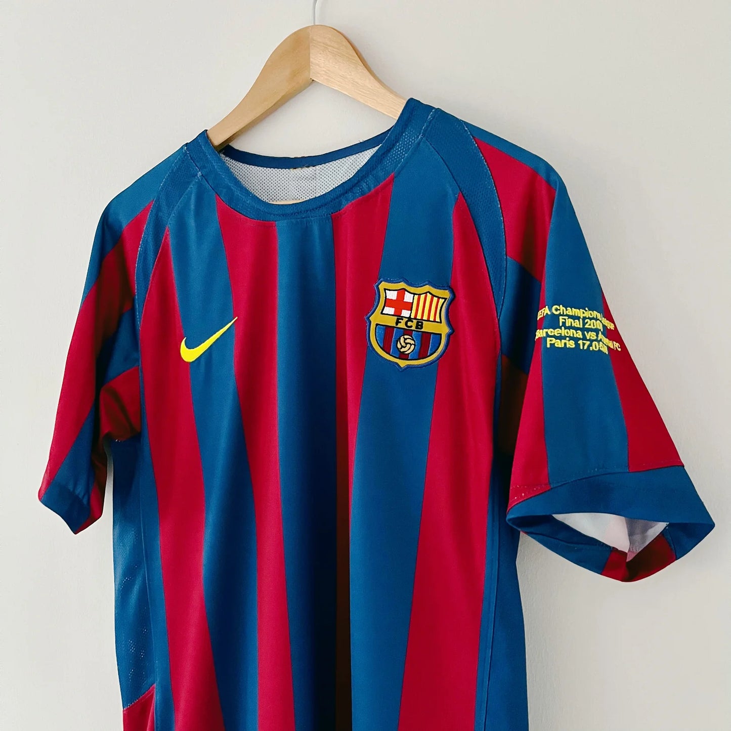 Retro FC Barcelona 05/06 Ronaldinho #10 Home Soccer Jersey