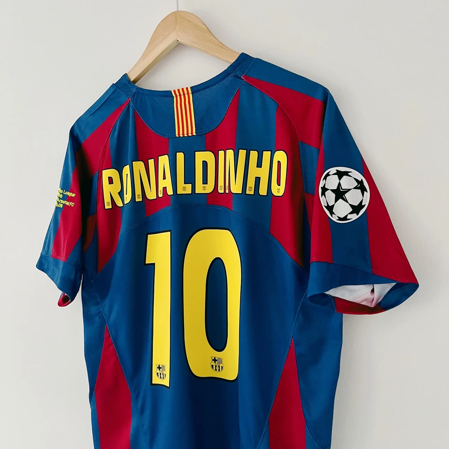 Retro FC Barcelona 05/06 Ronaldinho #10 Home Soccer Jersey