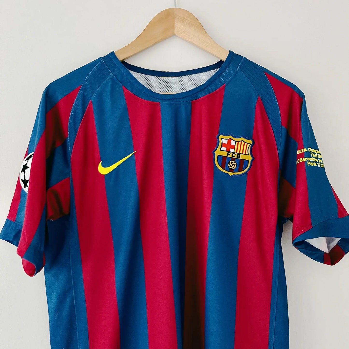 Retro FC Barcelona 05/06 Ronaldinho #10 Home Soccer Jersey